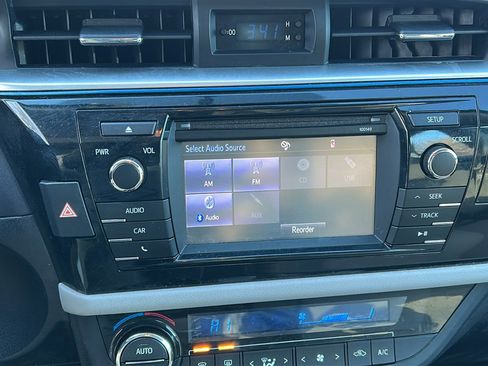 Used 2015 Toyota Corolla LE image 16