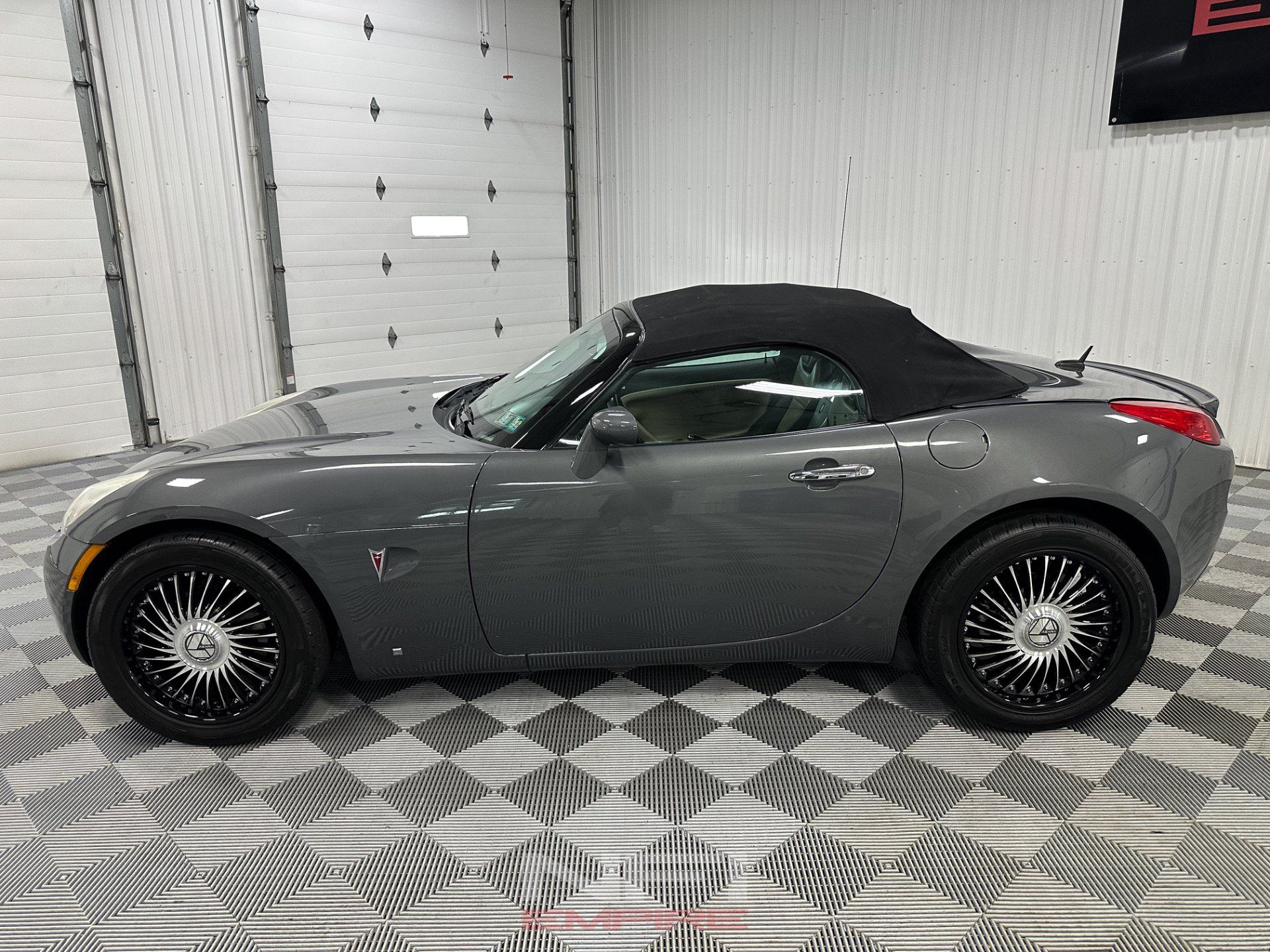 Used 2008 Pontiac Solstice Convertible w/ Premium Package RWD image 4