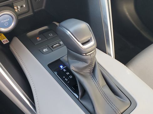 Certified 2022 Toyota Venza LE image 32