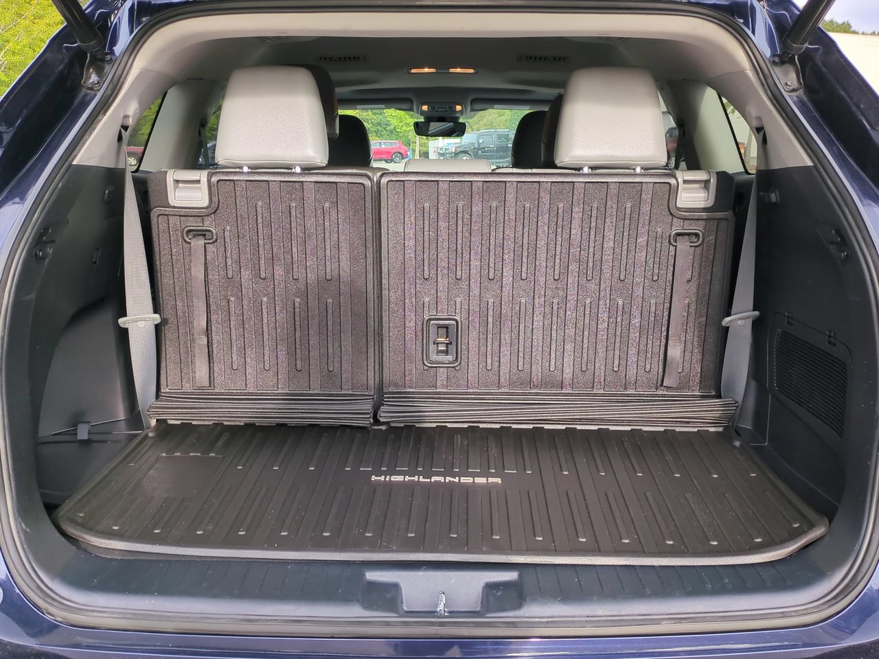 Used 2022 Toyota Highlander XLE AWD/4WD image 13