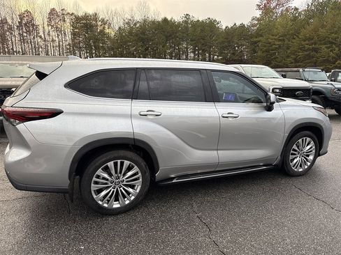 Used 2024 Toyota Highlander LE image 8