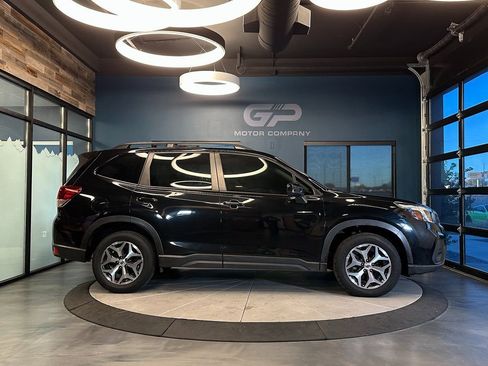 Used 2019 Subaru Forester Premium AWD/4WD image 2