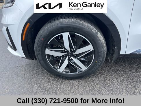 Certified 2022 Kia Sorento S w/ Panoramic Sunroof Package image 17