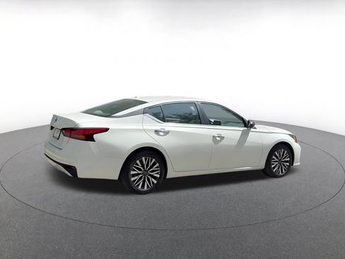 Used 2025 Nissan Altima 2.5 SV FWD image 15