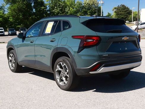 Used 2025 Chevrolet Trax LT FWD image 5