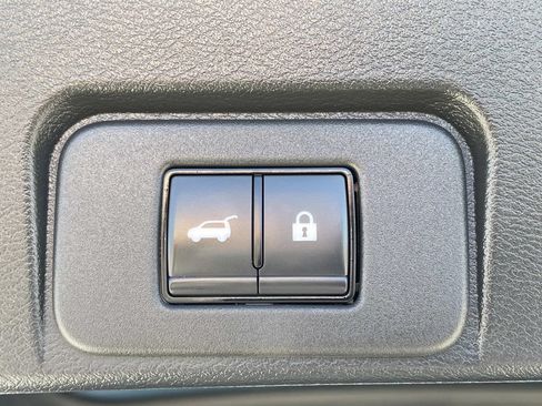 Used 2023 Nissan Rogue Platinum FWD image 19
