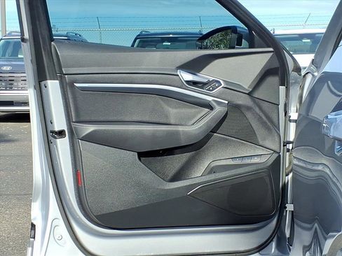 Used 2022 Audi e-tron Premium w/ Convenience Plus Package image 20
