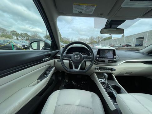 Used 2025 Nissan Altima 2.5 SV image 34