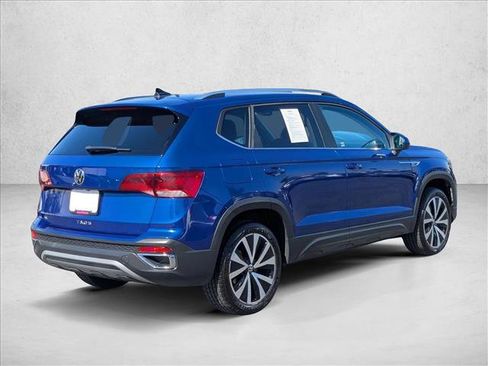 Used 2023 Volkswagen Taos SE w/ Panoramic Sunroof Package image 5