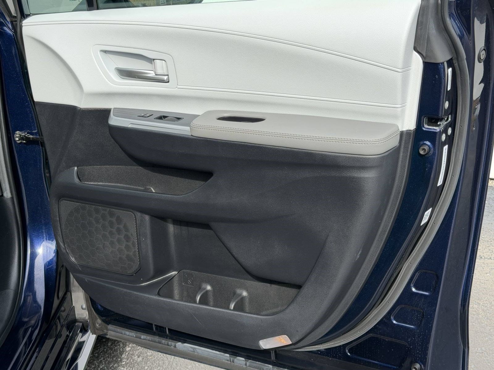 Used 2025 Toyota Sienna XLE FWD image 33
