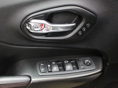 Used 2020 Jeep Cherokee Trailhawk image 18