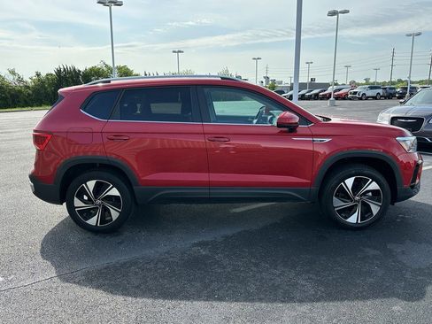 Used 2024 Volkswagen Taos SE w/ Panoramic Sunroof Package image 4