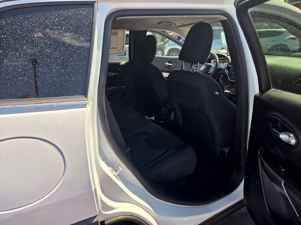 Used 2019 Jeep Cherokee Latitude w/ Popular Appearance Group AWD/4WD image 15