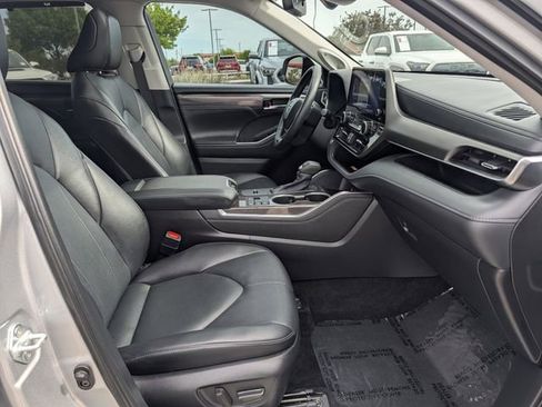 Used 2024 Toyota Highlander Limited FWD image 34