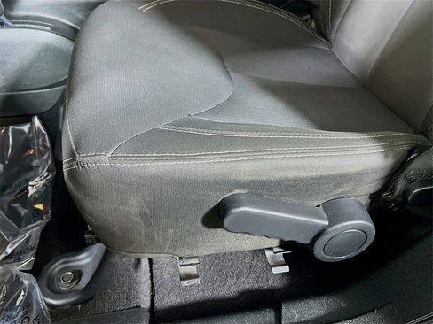 Used 2018 Jeep Wrangler Unlimited Sahara w/ Connectivity Group image 17