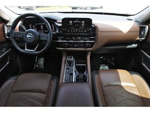 Used 2024 Nissan Pathfinder Platinum FWD image 12