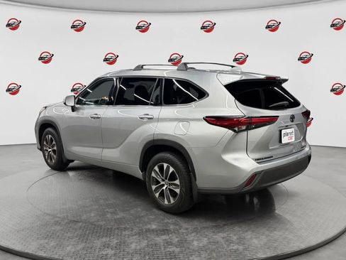 Used 2021 Toyota Highlander XLE AWD/4WD image 3