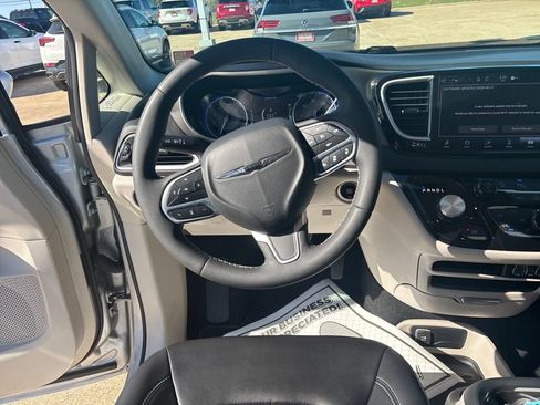Used 2023 Chrysler Pacifica Touring-L image 13
