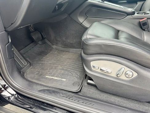 Used 2023 Porsche Macan AWD/4WD image 16