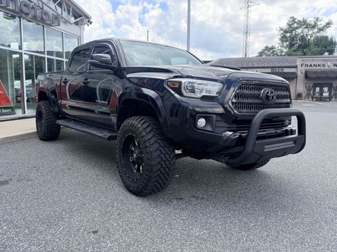 Used 2017 Toyota Tacoma TRD Sport w/ Tow Package AWD/4WD image 8