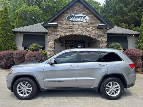 Used 2018 Jeep Grand Cherokee Laredo RWD image 1