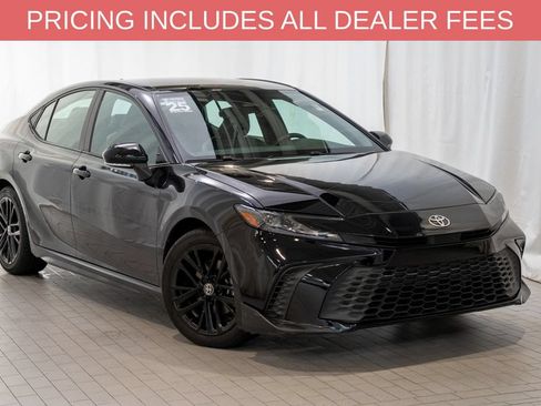 Used 2025 Toyota Camry SE FWD image 1