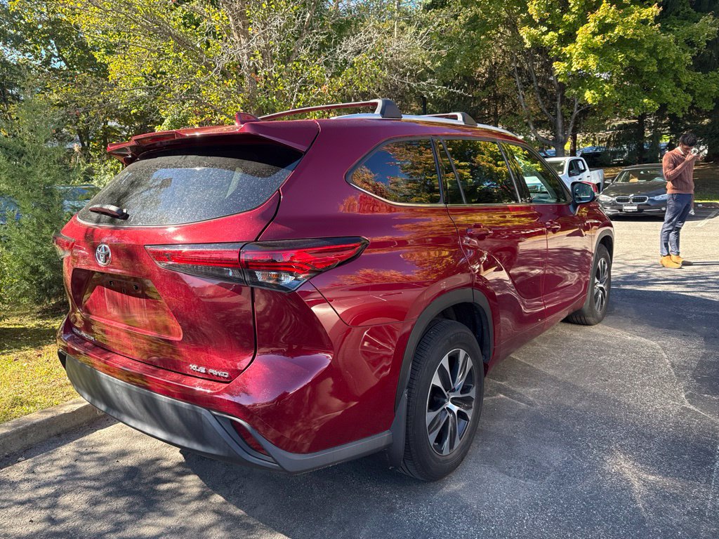 Used 2022 Toyota Highlander XLE AWD/4WD image 5