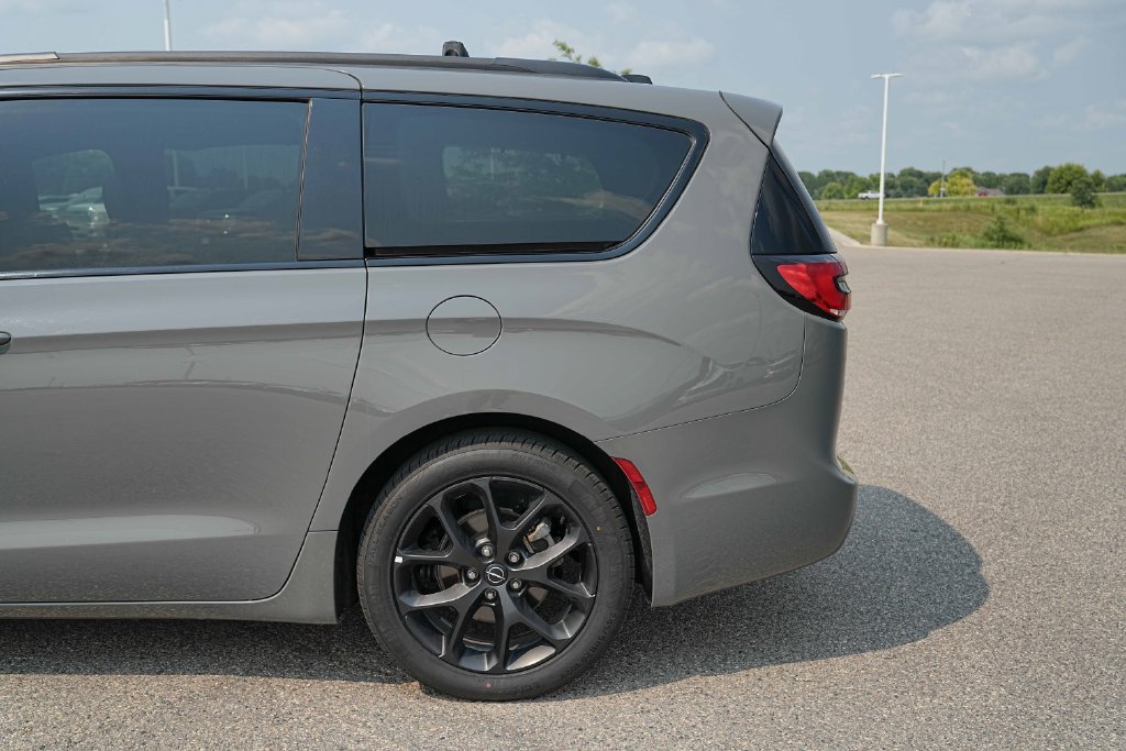 Used 2025 Chrysler Pacifica Limited FWD image 13