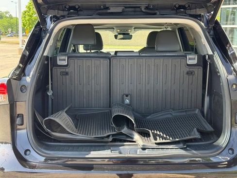Used 2022 Toyota Highlander XLE AWD/4WD image 9