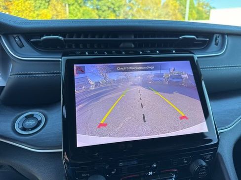 Used 2022 Jeep Grand Cherokee Limited image 11