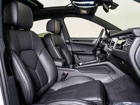 Certified 2025 Porsche Macan image 15