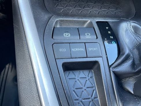Used 2022 Toyota RAV4 LE FWD image 20