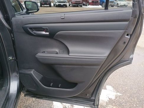 Used 2023 Toyota Highlander XLE AWD/4WD image 15