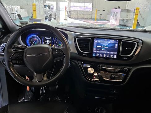 Used 2020 Chrysler Pacifica Touring-L image 8