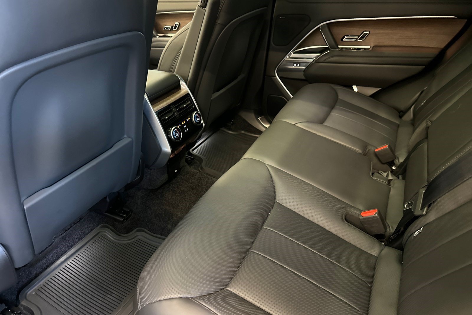 Used 2025 Land Rover Range Rover SE AWD/4WD image 31