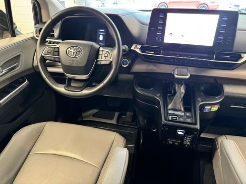 Used 2022 Toyota Sienna XLE FWD image 26