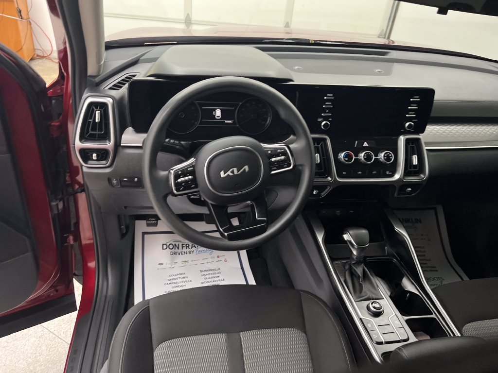 Used 2023 Kia Sorento LX FWD image 13