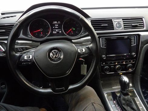 Used 2016 Volkswagen Passat 1.8T SE w/ Lighting Package (P06) FWD image 17