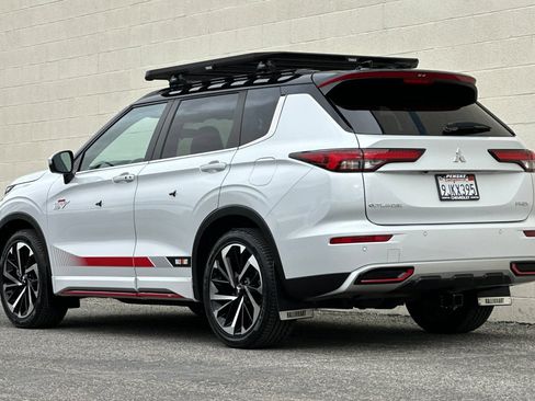 Used 2023 Mitsubishi Outlander 4WD Plug-In Hybrid image 6
