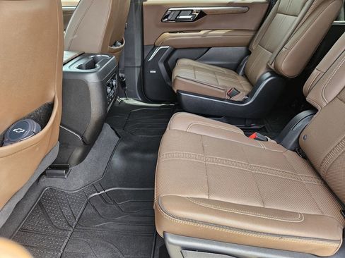 Used 2025 Chevrolet Suburban High Country AWD/4WD image 36