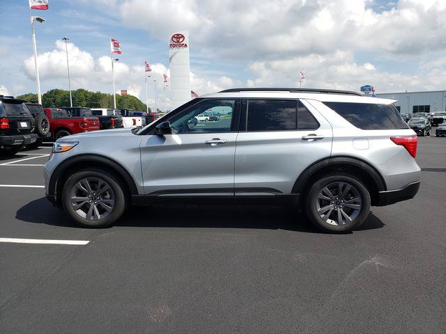 Used 2023 Ford Explorer XLT w/ Equipment Group 202A AWD/4WD image 9