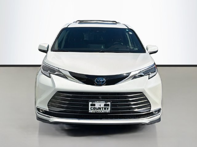 Used 2021 Toyota Sienna Platinum AWD/4WD image 2