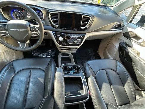Certified 2023 Chrysler Pacifica Touring-L FWD image 10