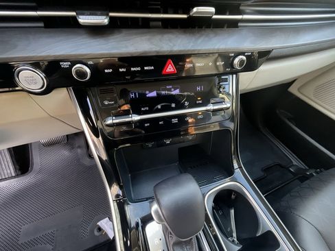 Used 2024 Kia Carnival EX image 17