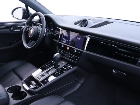 Certified 2025 Porsche Macan AWD/4WD image 4