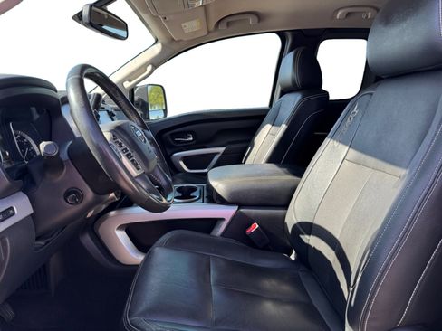 Used 2018 Nissan Titan PRO-4X w/ Pro-4x Convenience Package AWD/4WD image 10