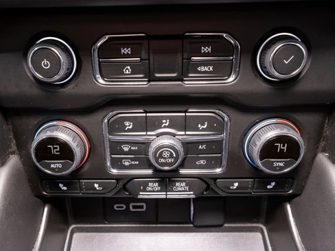 Used 2024 Chevrolet Suburban LT image 19