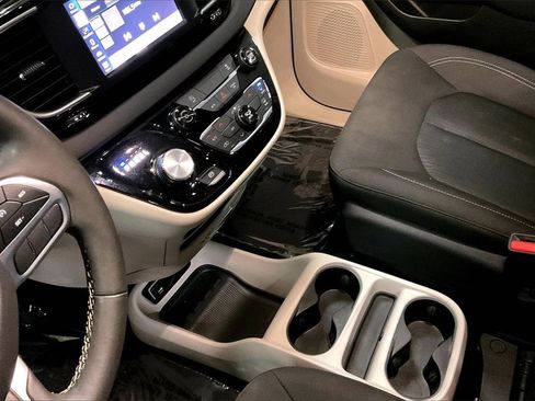 Used 2024 Chrysler Voyager LX image 16