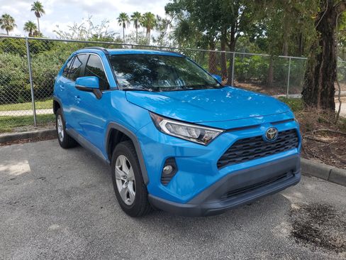 Used 2019 Toyota RAV4 XLE w/ Convenience Package FWD image 2