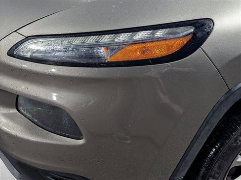 Used 2017 Jeep Cherokee Sport image 4